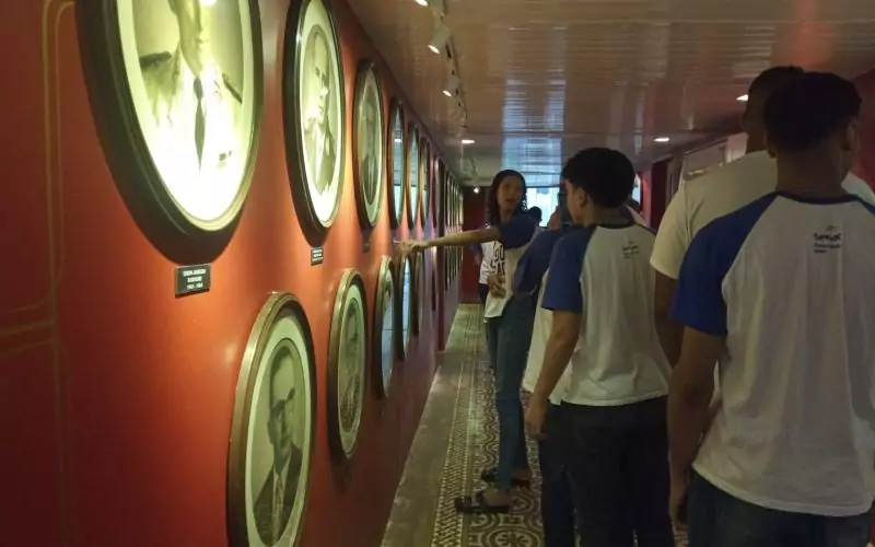 Visita do grupo de estudantes do Serviço Nacional de Aprendizagem Comercial (Senac) Ceará, no dia 30 de Junho. As visitas fazem parte do projeto Escola no Fisco, idealizado pelo Programa de Educação Fiscal (PEF-CE), com o objetivo de convidar estudantes para conhecerem as atividades desenvolvidas pela Secretaria da Fazenda do Ceará (Sefaz-CE) e refletirem sobre tributação e cidadania. Foto: estudantes visitando a exposição Galeria dos Secretários do Centro de Memória da Secretaria da Fazenda do Ceará.
