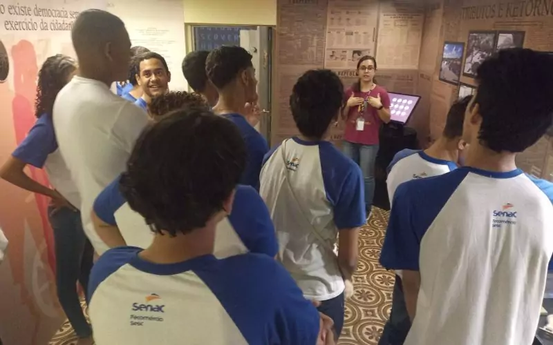 Visita do grupo de estudantes do Serviço Nacional de Aprendizagem Comercial (Senac) Ceará, no dia 30 de Junho. As visitas fazem parte do projeto Escola no Fisco, idealizado pelo Programa de Educação Fiscal (PEF-CE), com o objetivo de convidar estudantes para conhecerem as atividades desenvolvidas pela Secretaria da Fazenda do Ceará (Sefaz-CE) e refletirem sobre tributação e cidadania. Foto: estudantes visitando a exposição Notas de Memória do Centro de Memória da Secretaria da Fazenda do Ceará.