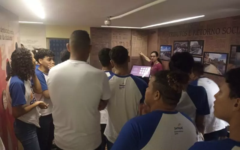 Visita do grupo de estudantes do Serviço Nacional de Aprendizagem Comercial (Senac) Ceará, no dia 30 de Junho. As visitas fazem parte do projeto Escola no Fisco, idealizado pelo Programa de Educação Fiscal (PEF-CE), com o objetivo de convidar estudantes para conhecerem as atividades desenvolvidas pela Secretaria da Fazenda do Ceará (Sefaz-CE) e refletirem sobre tributação e cidadania. Foto: estudantes visitando a exposição Notas de Memória do Centro de Memória da Secretaria da Fazenda do Ceará.