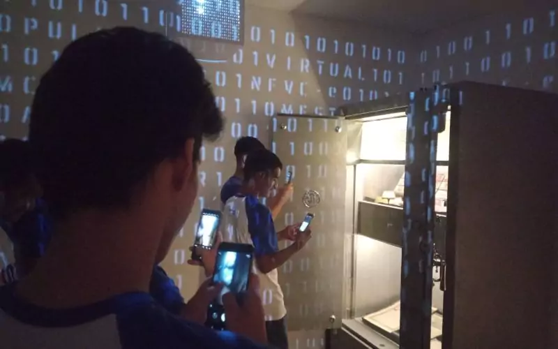 Visita do grupo de estudantes do Serviço Nacional de Aprendizagem Comercial (Senac) Ceará, no dia 30 de Junho. As visitas fazem parte do projeto Escola no Fisco, idealizado pelo Programa de Educação Fiscal (PEF-CE), com o objetivo de convidar estudantes para conhecerem as atividades desenvolvidas pela Secretaria da Fazenda do Ceará (Sefaz-CE) e refletirem sobre tributação e cidadania. Foto: estudantes visitando a exposição Notas de Memória do Centro de Memória da Secretaria da Fazenda do Ceará, no momento de visitação a Sala Cofre.