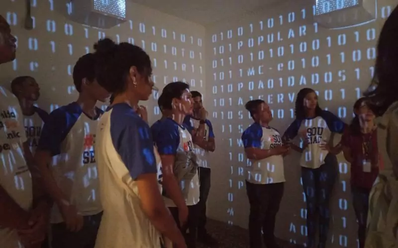 Visita do grupo de estudantes do Serviço Nacional de Aprendizagem Comercial (Senac) Ceará, no dia 30 de Junho. As visitas fazem parte do projeto Escola no Fisco, idealizado pelo Programa de Educação Fiscal (PEF-CE), com o objetivo de convidar estudantes para conhecerem as atividades desenvolvidas pela Secretaria da Fazenda do Ceará (Sefaz-CE) e refletirem sobre tributação e cidadania. Foto: estudantes visitando a exposição Notas de Memória do Centro de Memória da Secretaria da Fazenda do Ceará, no momento de visitação a Sala Cofre.