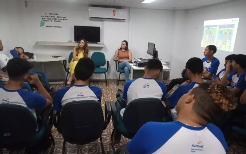 Visita do grupo de estudantes do Serviço Nacional de Aprendizagem Comercial (Senac) Ceará, no dia 30 de Junho. As visitas fazem parte do projeto Escola no Fisco, idealizado pelo Programa de Educação Fiscal (PEF-CE), com o objetivo de convidar estudantes para conhecerem as atividades desenvolvidas pela Secretaria da Fazenda do Ceará (Sefaz-CE) e refletirem sobre tributação e cidadania. Foto: estudantes na sala multiuso do Centro de Memória da Secretaria da Fazenda do Ceará.