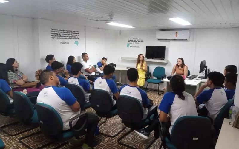 Visita do grupo de estudantes do Serviço Nacional de Aprendizagem Comercial (Senac) Ceará, no dia 30 de Junho. As visitas fazem parte do projeto Escola no Fisco, idealizado pelo Programa de Educação Fiscal (PEF-CE), com o objetivo de convidar estudantes para conhecerem as atividades desenvolvidas pela Secretaria da Fazenda do Ceará (Sefaz-CE) e refletirem sobre tributação e cidadania. Foto: estudantes na sala multiuso do Centro de Memória da Secretaria da Fazenda do Ceará.