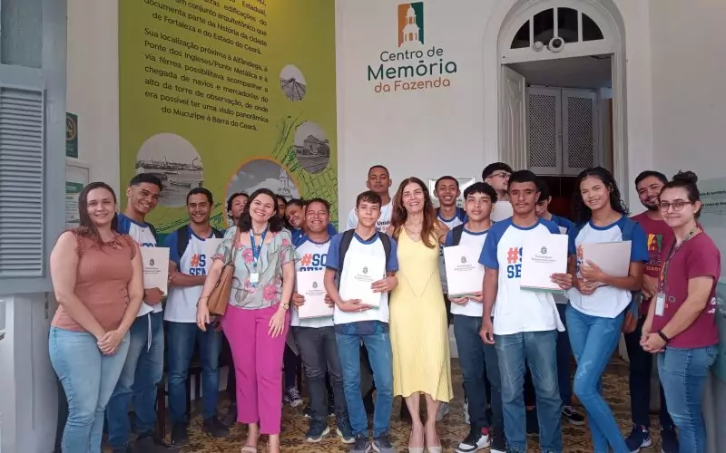 Visita do grupo de estudantes do Serviço Nacional de Aprendizagem Comercial (Senac) Ceará, no dia 30 de Junho. As visitas fazem parte do projeto Escola no Fisco, idealizado pelo Programa de Educação Fiscal (PEF-CE), com o objetivo de convidar estudantes para conhecerem as atividades desenvolvidas pela Secretaria da Fazenda do Ceará (Sefaz-CE) e refletirem sobre tributação e cidadania. Foto: estudantes na recepção do Centro de Memória da Secretaria da Fazenda do Ceará.