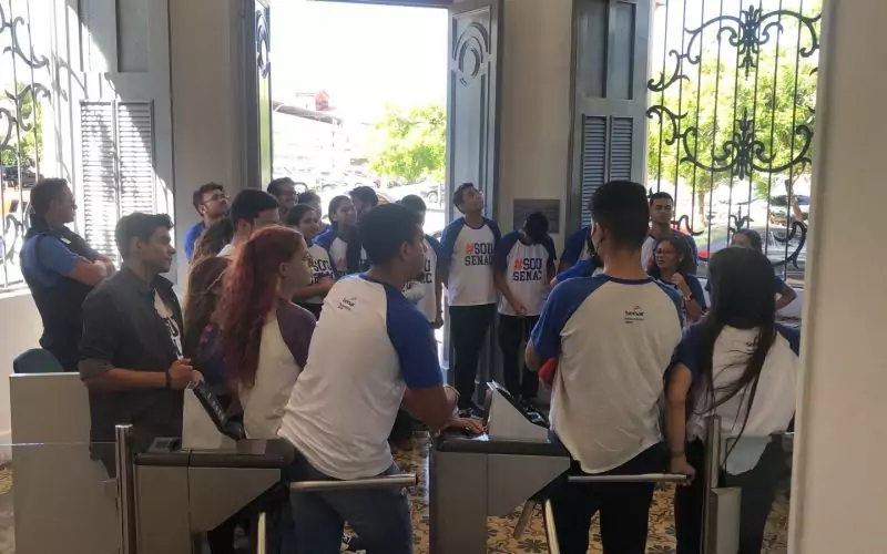 Visita do grupo de estudantes do Serviço Nacional de Aprendizagem Comercial (Senac) Ceará, no dia 30 de Junho. As visitas fazem parte do projeto Escola no Fisco, idealizado pelo Programa de Educação Fiscal (PEF-CE), com o objetivo de convidar estudantes para conhecerem as atividades desenvolvidas pela Secretaria da Fazenda do Ceará (Sefaz-CE) e refletirem sobre tributação e cidadania. Foto: estudantes na recepção do Centro de Memória da Secretaria da Fazenda do Ceará.