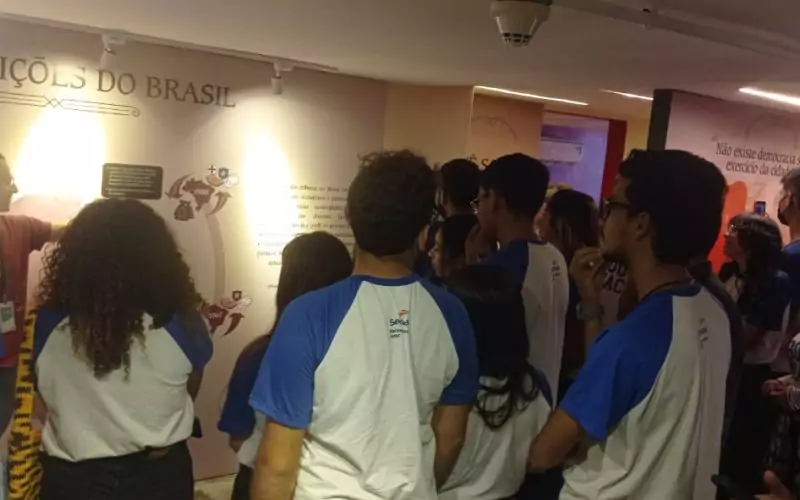 Visita do grupo de estudantes do Serviço Nacional de Aprendizagem Comercial (Senac) Ceará, no dia 30 de Junho. As visitas fazem parte do projeto Escola no Fisco, idealizado pelo Programa de Educação Fiscal (PEF-CE), com o objetivo de convidar estudantes para conhecerem as atividades desenvolvidas pela Secretaria da Fazenda do Ceará (Sefaz-CE) e refletirem sobre tributação e cidadania. Foto: estudantes visitando a exposição Notas de Memória do Centro de Memória da Secretaria da Fazenda do Ceará.