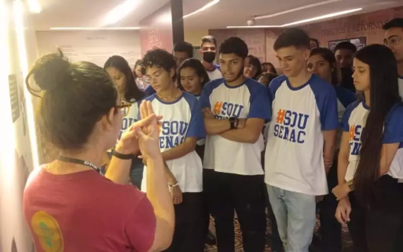 Visita do grupo de estudantes do Serviço Nacional de Aprendizagem Comercial (Senac) Ceará, no dia 30 de Junho. As visitas fazem parte do projeto Escola no Fisco, idealizado pelo Programa de Educação Fiscal (PEF-CE), com o objetivo de convidar estudantes para conhecerem as atividades desenvolvidas pela Secretaria da Fazenda do Ceará (Sefaz-CE) e refletirem sobre tributação e cidadania. Foto: estudantes visitando a exposição Notas de Memória do Centro de Memória da Secretaria da Fazenda do Ceará.