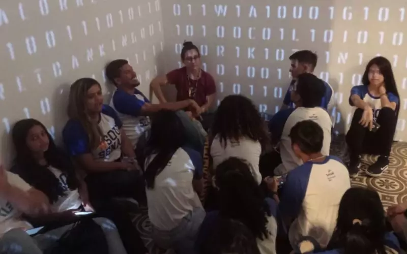 Visita do grupo de estudantes do Serviço Nacional de Aprendizagem Comercial (Senac) Ceará, no dia 30 de Junho. As visitas fazem parte do projeto Escola no Fisco, idealizado pelo Programa de Educação Fiscal (PEF-CE), com o objetivo de convidar estudantes para conhecerem as atividades desenvolvidas pela Secretaria da Fazenda do Ceará (Sefaz-CE) e refletirem sobre tributação e cidadania. Foto: estudantes visitando a exposição Notas de Memória do Centro de Memória da Secretaria da Fazenda do Ceará, no momento da visita a Sala Cofre.