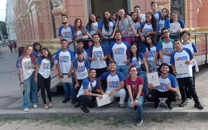 Visita do grupo de estudantes do Serviço Nacional de Aprendizagem Comercial (Senac) Ceará, no dia 30 de Junho. As visitas fazem parte do projeto Escola no Fisco, idealizado pelo Programa de Educação Fiscal (PEF-CE), com o objetivo de convidar estudantes para conhecerem as atividades desenvolvidas pela Secretaria da Fazenda do Ceará (Sefaz-CE) e refletirem sobre tributação e cidadania. Foto: estudantes na recepção do Centro de Memória da Secretaria da Fazenda do Ceará.