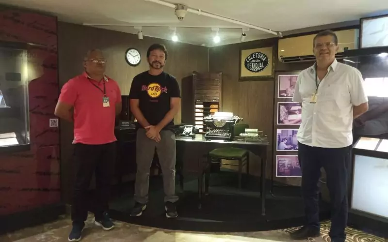 Visita do grupo dos servidores Rogério Giacomello e Everaldo Brasil e do colaborador César Lima  da Secretaria da Fazenda, no dia 29 de Junho.  Foto: Servidores na exposição Notas de Memórias do Centro de Memória da Fazenda.