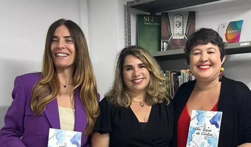 Clarissa Barroso e Dulce Lucena junto à artista, Paula Yemanjá, durante evento “Um Encontro com Dulce Lucena – Contos que Inspiram”, no dia 09 de janeiro.