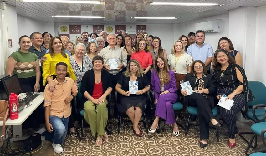 A Secretaria da Fazenda do Ceará (Sefaz-CE) realizou no dia 9 de janeiro, no Centro de Memória da Fazenda (CM), o evento “Um Encontro com Dulce Lucena – Contos que Inspiram”. A ocasião visou promover a reflexão acerca do gênero textual conto, das situações e dos valores presentes no livro “Um Toque de Contos”, da servidora Dulce Lucena.