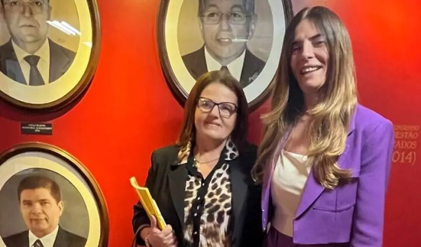 Diretora da Escola do Governo, do Instituto Municipal de Desenvolvimento de Recursos Humanos (Imparh), Eveline Benevides, junto à Gestora do Centro de Memória da Fazenda, Clarissa Barroso, após evento “Um Encontro com Dulce Lucena – Contos que Inspiram”, no dia 09 de janeiro.