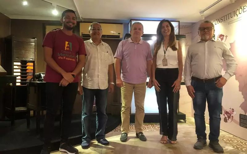 Visita do fazendário aposentado Jaime Cavalcante Filho ao Centro de Memória da Secretaria da Fazenda do Ceará (Sefaz-CE), no dia 23 de Junho. Acompanharam o visitante os fazendarios Gerson do Vale e Clarissa Barroso junto ao historiador Fabricio Monteiro, membro da equipe do Centro de Memória da Fazenda. Foto: Jaime Cavalcante Filho, Gerson do Vale, Clarissa Barroso e Fabricio Monteiro na exposição Notas de Memória do Centro de Memória da Secretaria da Fazenda do Ceará.