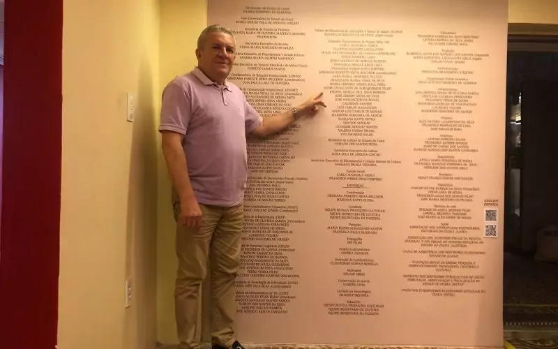 Visita do fazendário aposentado Jaime Cavalcante Filho ao Centro de Memória da Secretaria da Fazenda do Ceará (Sefaz-CE), no dia 23 de Junho. Acompanharam o visitante os fazendarios Gerson do Vale e Clarissa Barroso junto ao historiador Fabricio Monteiro, membro da equipe do Centro de Memória da Fazenda. Foto: Jaime Cavalcante Filho na exposição Notas de Memória do Centro de Memória da Secretaria da Fazenda do Ceará.