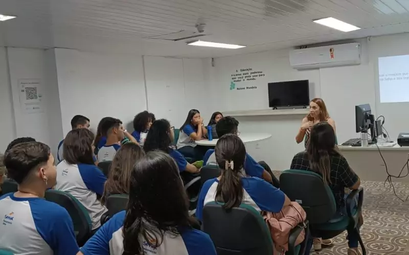 Visita do grupo de estudantes do Sistema de Serviço de Aprendizagem Comercial (SENAC), no dia 05 de dezembro. A visita faz parte do Programa de Educação Fiscal do Ceará (PEF-CE), que  tem entre seus objetivos promover reflexões a respeito da relação entre cidadania e tributação e tornar conhecida a importância e diversidade de atividades desenvolvidas pela Secretaria da Fazenda do Ceará  (Sefaz-CE). Foto: Estudantes na sala multiuso do Centro de Memória da Fazenda. Crédito da imagem: Letícia Costa.