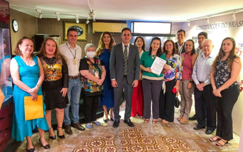 Assinatura do termo de cooperação técnica entre Secretaria da Fazenda do Estado do Ceará (Sefaz CE) e Associação dos Aposentados Fazendários Estaduais do Ceará (Aafec), no dia 02 de junho de 2023. Na foto: Secretário da Fazenda, Fabrízio Gomes; servidores fazendários; Presidente da Aafec, Márcia Ximenes, e membros da diretoria da instituição na exposição “Notas de Memórias”.